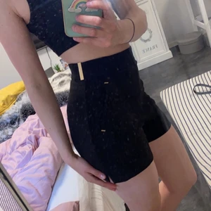 Kostym-shorts  - Shorts i kostymstil med gulddetaljer och knappar från H&M