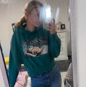 Hoodie med tryck - En jättesnygg kortare hoodie från Carlings med tryck. Det står ”/STAY”. Denna är knappt använd. Köptes för 499 kr