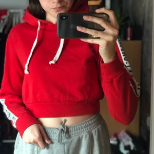 Croppad röd hoodie - Jättefin croppad hoodie i storlek XS. Använd men fint skick, lite nopprig. 