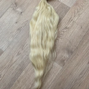 Löshår - Säljer nu mitt nailhair som jag hade i 20 dagar, säljes pågrund av att det inte riktigt va min stil. Jättefintskick, äkta hår, följer även med nytt vax. Håret är 60 cm och består av 100 använda slingor och 20 o använda.  Skriv vad ni kan ge för de!