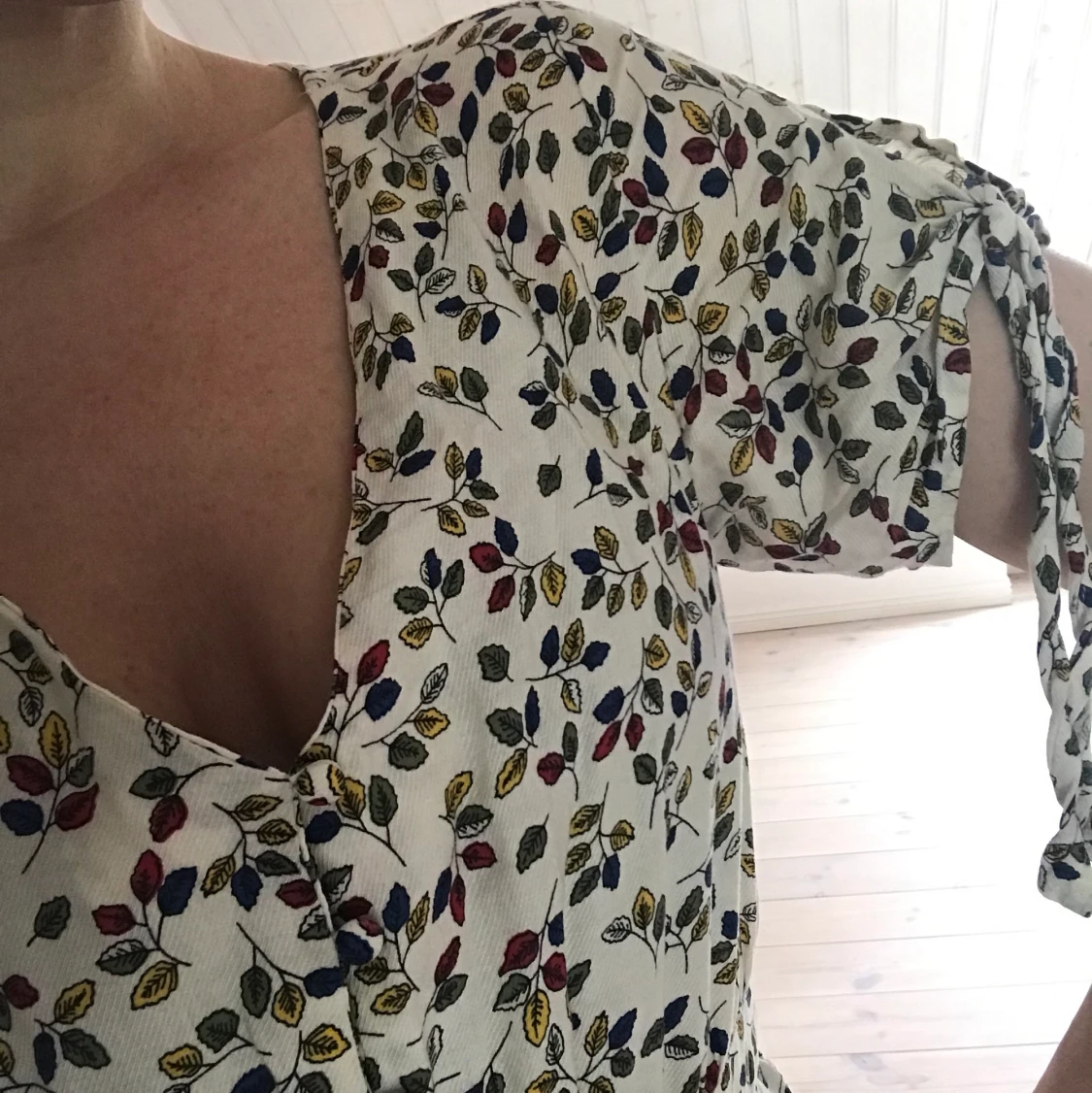 Fin blommig sommarklänning med kort ärm och knappar strl 36 - 91