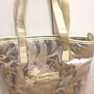 Väska - Dorothy Perkins väska i guldmetallic mått 34*23 cm . Aldrig använd 