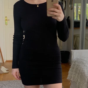 Ribbad långärmad klänning - Ribbad klänning från Cubus, köpt från barnavdelningen i strl 152-156. Passar mig som brukar ha xs-s. Skitsnygg! 