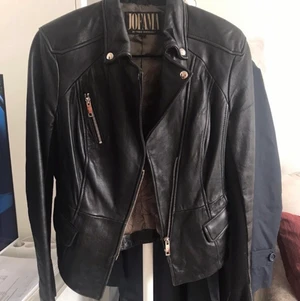 Skinnjacka  - Fin skinnjacka i svart färg. Inga defekter, mycket bra skick. Storlek 38. Inköpt på Jackie för några år sedan.