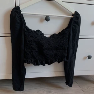 Croppad tröja - Jätte fin croppad tröja som tyvärr inte kommer till användning , skulle påstå att den passar både M/S ☺️