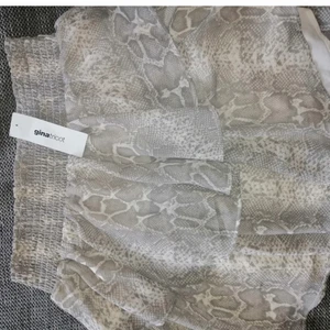 Kjol - Ormmönstrad kjol. Svep för bild på. Helt oanvänd och ny med lappar på.