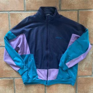 80s Adidas Zipup - Säljer denna färgglada favoriten från Adidas i storlek XL💖 Jag är 172cm🌸