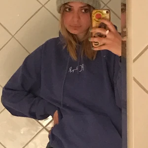 Polar Hoodie  - Superskön hoodie med perfekt passform för oversized. Nästan nyskick!! Buda i kommentarerna vid intresse