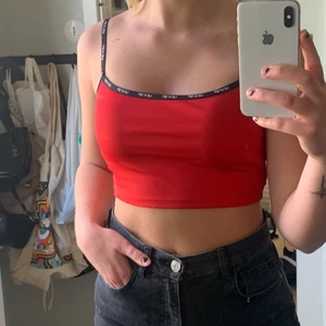 Levi’s croptop - Röd croptop med ”Levi’s” skrivet längst upp. Supersnygg att styla bara med svarta jeans och smycken🥰 storlek S🌸 köparen står för fraktkostnad