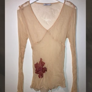 Vintage mesh tröja - Super nice som bikini coverup eller liknande, vintage och fint skick, bege med en lila Bloma på☺️ köparen står för frakten på 40 kr