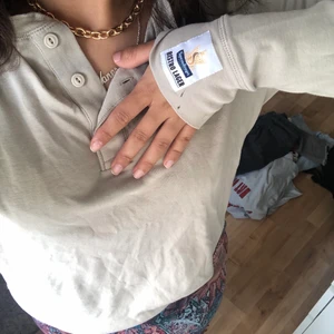 Beige långärmad🕯 - Beige långärmad tröja i tjockare material med knappar och fin passform💛