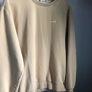 beige filasweatshirt  - säljer en oanvänd filatröja som köptes i storlek L i killmodell, hör av vid intresse 🤍🤍