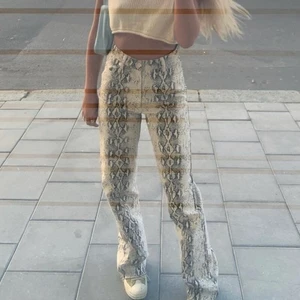 Jeans - Populära Raka jeans från zara med snakemönster. Nästan aldrig använda och där av i väldigt fint skick. Frakt tillkommer! 