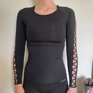 Träningtröja från H&M - En svart långärmad träningtröja i storlek XS. Jag som är storlek S kan ha på mig den.