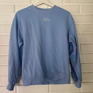 säljer denna blåa sweatshirten med vit text på där det står ”kind human”. Använder inte tröjan längre. Köpare står för frakten 💙