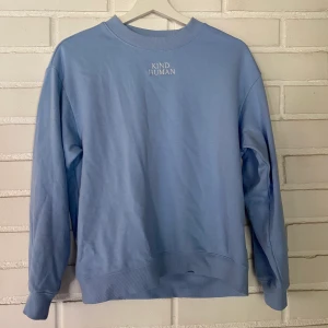 Blå sweatshirt  - säljer denna blåa sweatshirten med vit text på där det står ”kind human”. Använder inte tröjan längre. Köpare står för frakten 💙