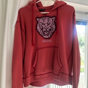 Rosa hoodie - En rosa hoodie med snygga detaljer från abercrombie. Köpt i USA och använd fåtal gånger. Har en liten fläck på fickan som syns på sista bilden men inget som märks.