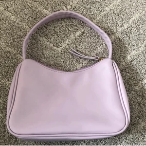 Lila väska  - Säljer denna väska för 80kr + frakt ✨💕