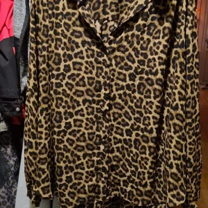 Leopard skjorta  - Som ny knappt använd , swish och köpare står för frakten 