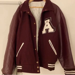 Varsity jacka - Lägger upp min vintage varsity jacka igen då den ej blev såld. Köpt second hand så helt unik. I jättebra skick, som ny! Sitter snyggt och oversized. Köpt för 1200kr💖 