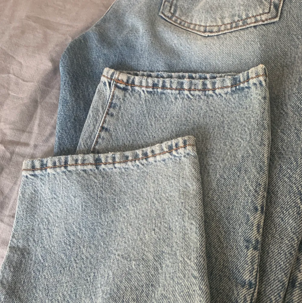 Ett halvår gamla Acne jeans som säljs pga att de är för små. De är i perfekt skick och är som nya. Modellen är i ”Mece Light Blue Trash, A00041-” och säljs för ett väldigt bra pris då de är köpta för 2300kr. Jeans & Byxor.