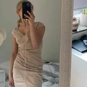 Fin klänning  - Beige/ nude färgad klänning så fin men helt oanvänd, så i bra skick köpt på Nelly 