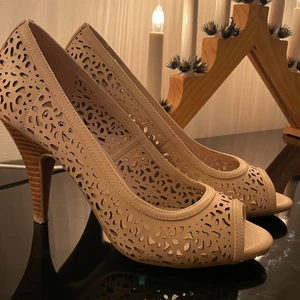 Sommarskor -Stl 37 - Beiga sommarskor med öppen tå - av märket DUNE