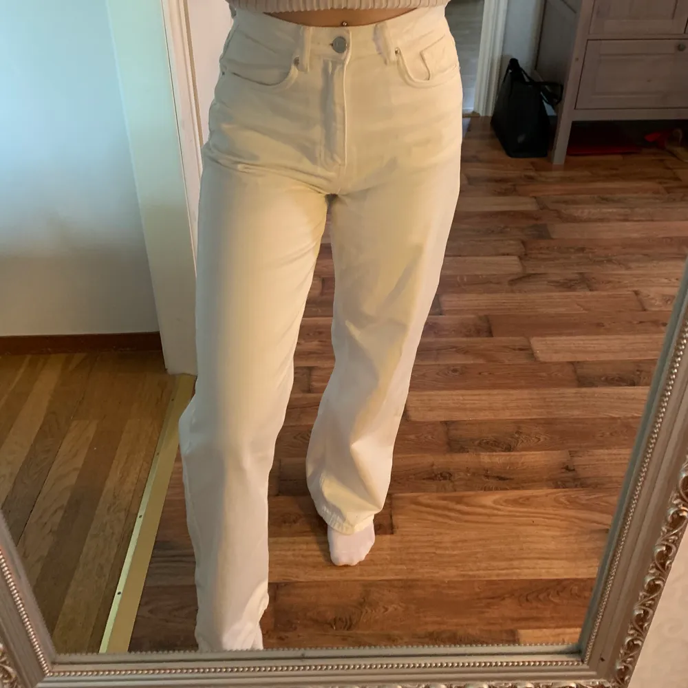 Ett par super fina vita jeans från NA-KD som tyvärr inte kommit till användning. Storlek 36 (passar en S) och jag är 168 cm lång 🥰 . Jeans & Byxor.