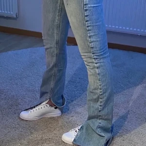 Jeans med slits - Lägger upp annonsen igen pga oseriös köpare!! Tyvärr för stora i midjan för mig 💗skitsnygga med slits där nere!! Helt nya dessutom🙌🏼