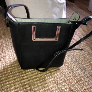 Svart väska från Zara - Svart väska från Zara, använt endast ett fåtal gånger, bra skick, snygg desgin 🖤 köpare står för frakt 📦 