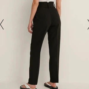 Kostymbyxor med bälte  - Säljer ett par nya superfina kostymbyxor med bälte🥰 säljes pga fel storlek 