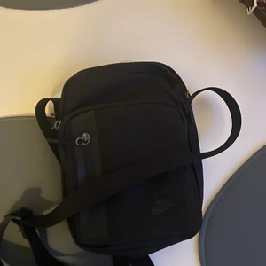 Nike väska  - Säljer min Nike väska. Helt ny