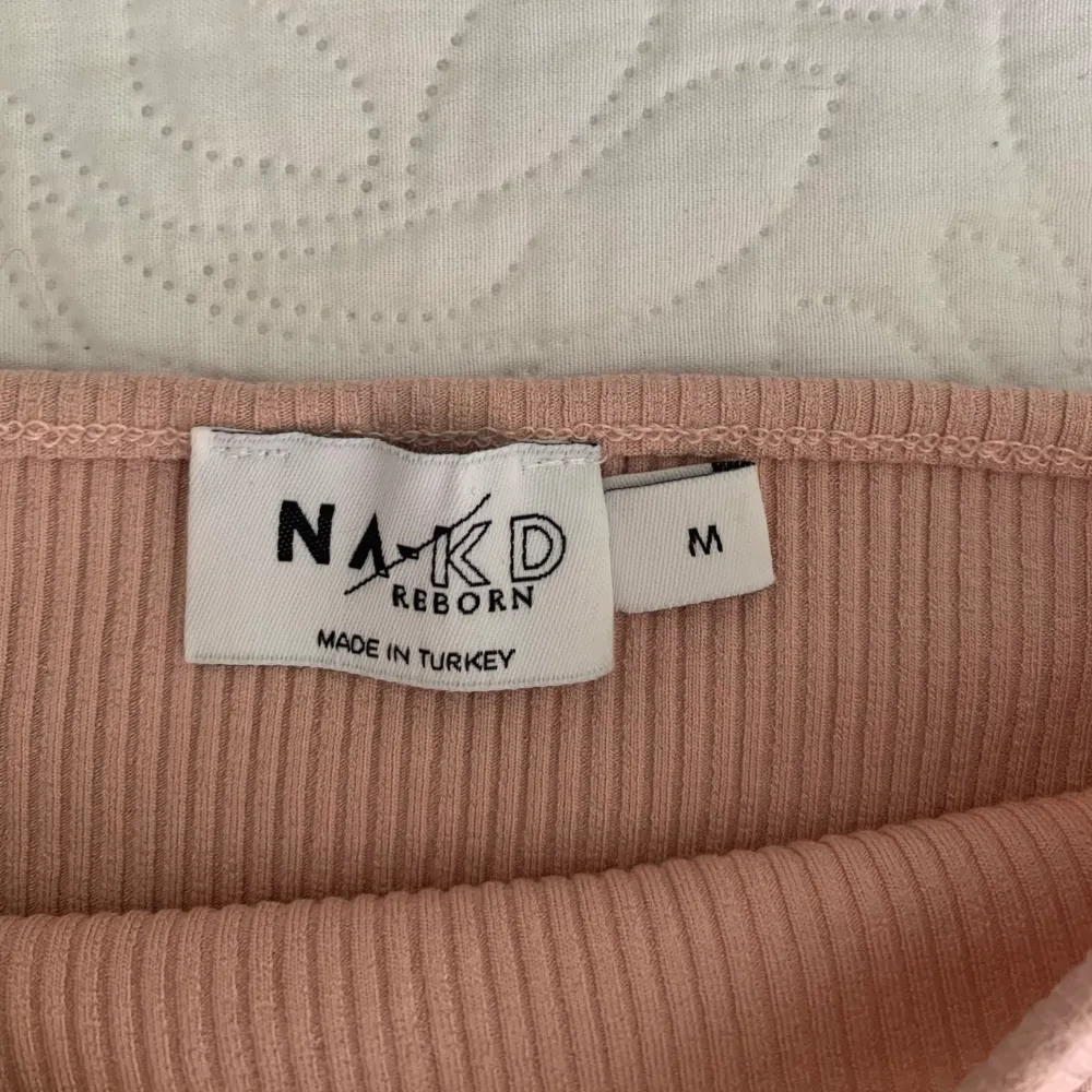 🌸Ett rosa linne från NA-KD. Aldrig använt p.g.a att ärmarna ramlar ner hela tiden. Passar någon med bredare axlar! 🌸. Toppar.