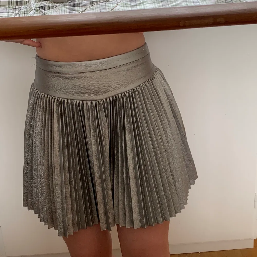 Så cool och unik metallisk kjol från barnavdelningen på zara, den är i storlek 13-14 men passar mig som är s/m. Den är aldrig använd och helt i nyskick😁 köparen står för frakten! Högsta bud: 150kr. Kjolar.