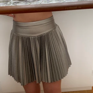 Metallisk kjol - Så cool och unik metallisk kjol från barnavdelningen på zara, den är i storlek 13-14 men passar mig som är s/m. Den är aldrig använd och helt i nyskick😁 köparen står för frakten! Högsta bud: 150kr