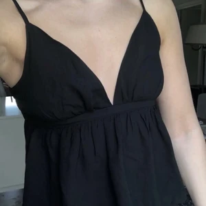 Sommartopp! - Säljer min svarta topp från bikbok. Oanvänd. Startade en budgivning nu och satte på nästa bud som längsta pris då det redan har budats i kommentarerna❤️