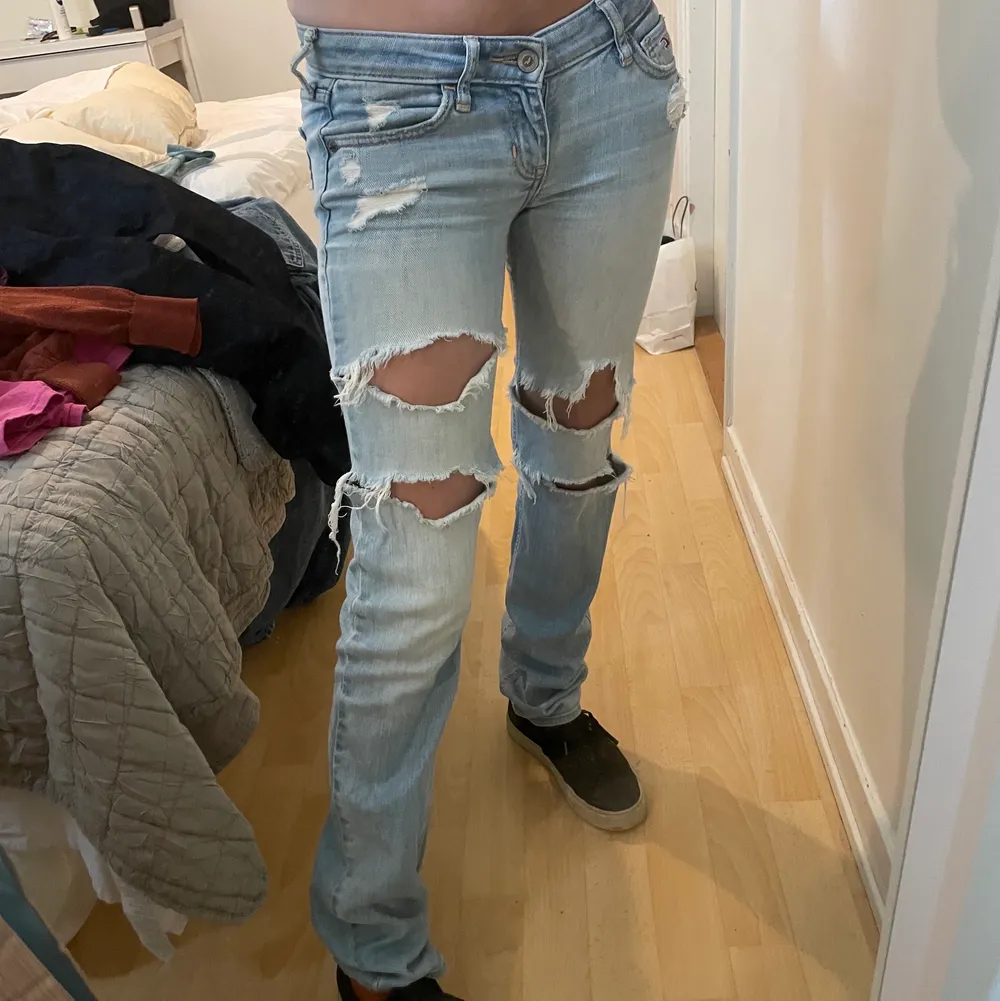 Kollar intresset på dessa lågmidjade jeans som jag köpte second hand💕💕 storleken är lite oklar men passar mig som bruksr ha 34/36. Jeans & Byxor.