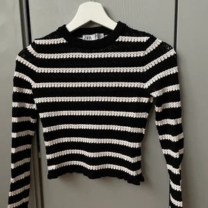 Zara topp🖤 - Funderar på att sälja denna populära, slutsålda tröjan från Zara. Använd fåtal gånger och därmed i nyskick. 🖤💕 köp direkt 350 inkl frakt!!