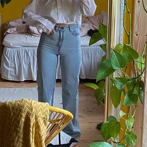 Riktigt snygga levis jeans. Köpte tidigare i år och är använda fåtal gånger. De är lite tajta och långa på mig, annars sitter de perfekt. 🌼