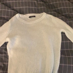 Vanligt ljusgrön/vit tröja - Stickad lite genomskinlig ljusgrön/ vit kort tröja