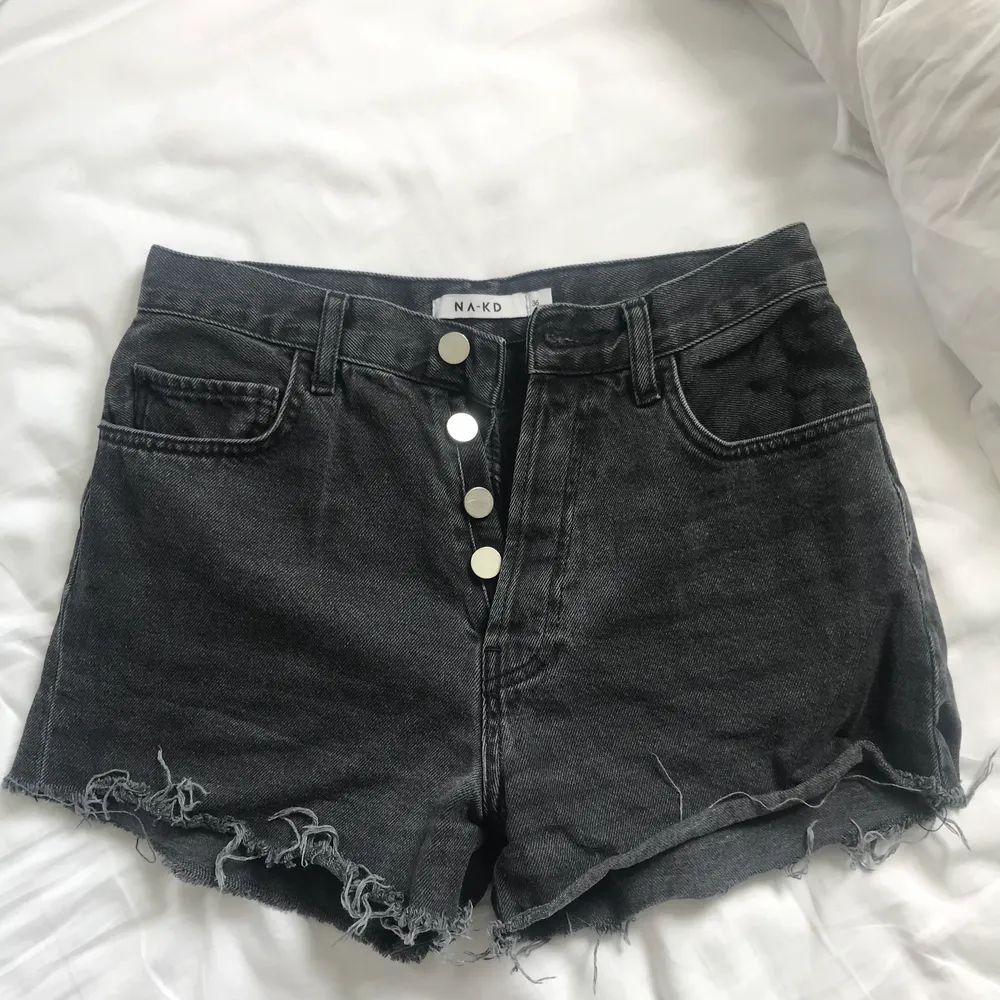 Jättefina mörkgråa jeansshorts från Nakd! Säljer pga för små för mig, inga defekter! . Shorts.