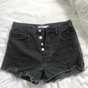 Gråa jeansshorts - Jättefina mörkgråa jeansshorts från Nakd! Säljer pga för små för mig, inga defekter! 