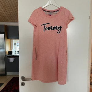 Klänning  - Rosa Tommy hilfiger sweatshirt klänning med fickor, storlek S.