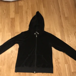 Jätt fin stolek L 60 kr  - En svart Kofta stolk L jätt skön och fin haft den bara en gång på mig den 👍