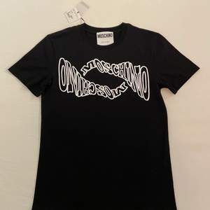 Moschino -t-shirt storlek 46 vilket motsvarar S/M. Cond 10/10 helt ny! Nypris 1699:- 