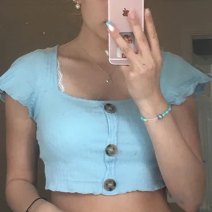 Croptop - Säljer den här 1 gång använda tröjan då jag inte tycker de är min stil