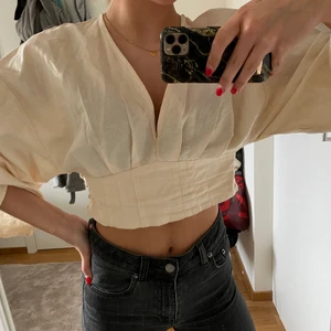 Zara topp - Ursnygg Zara topp inför sommaren! Den är helt ny och aldrig använd. Säljs pga lite stor (S i storlek). Buda gärna eller kom med förslag till pris😊