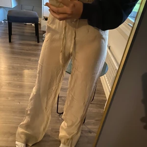 Linne- liknande byxor - Säljer dessa linne liknande byxor då de var lite längre än väntat! De är köpta på missguided och är i storlek 32, men passar även 34 skulle jag säga! Såååå sköna och sitter superbra. Jag är 157