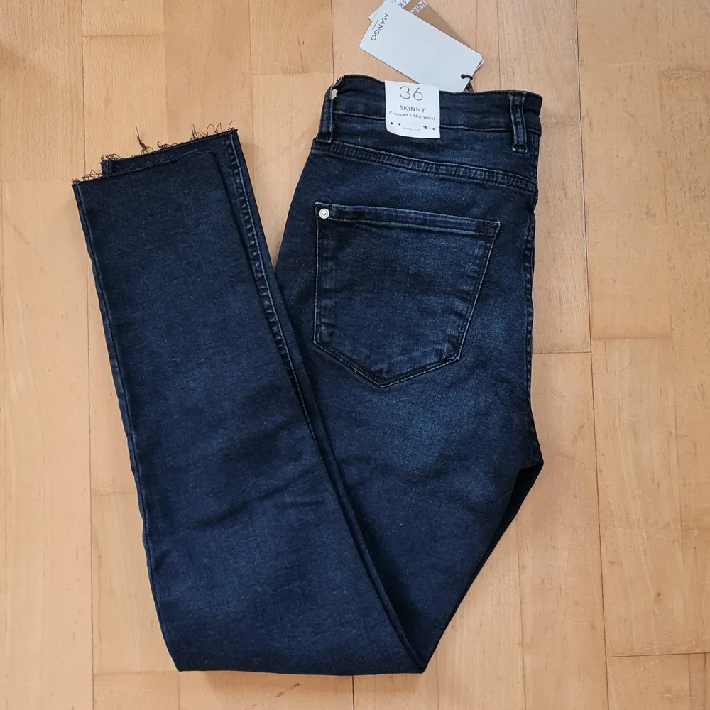 BRAND NEW skinny midwaist jeans from Mango. Material is made of 98% cotton and 2% elastane which makes it very soft and a little bit strechy for a nice flattering fit! 😁 Waist 35 cm, inner length 67 cm, outer length 90 cm. Original price 399kr. Jeans & Byxor.
