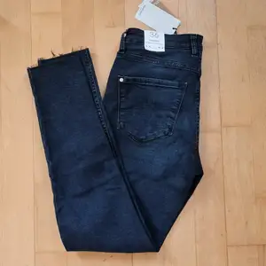 BRAND NEW skinny midwaist jeans from Mango. Material is made of 98% cotton and 2% elastane which makes it very soft and a little bit strechy for a nice flattering fit! 😁 Waist 35 cm, inner length 67 cm, outer length 90 cm. Original price 399kr